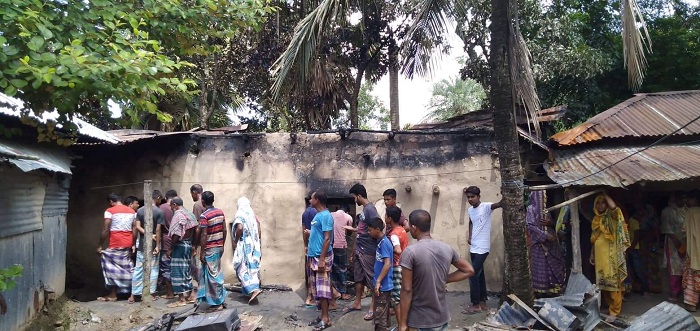 শ্রীপুরে বজ্রপাতে বসতঘর ভস্মীভূত