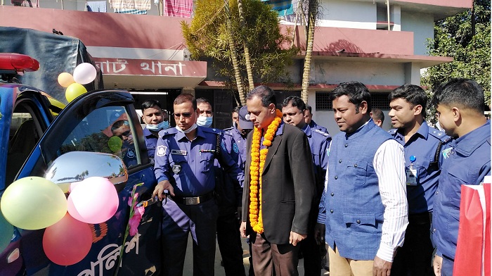ফুল সজ্জিত গাড়িতে চড়ে কর্মজীবনের পরিসমাপ্তি পুলিশ কর্মকর্তার