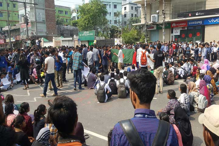 দ্বিতীয় দিনের মতো সড়ক অবরোধ শিক্ষার্থীদের, যান চলাচল বন্ধ