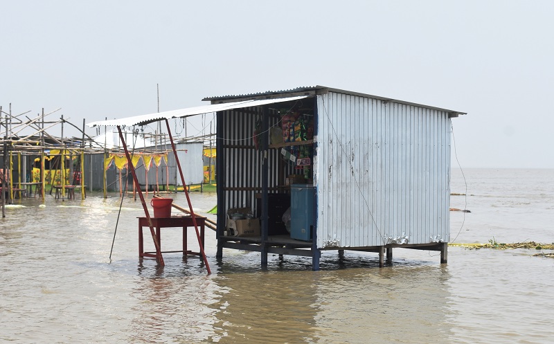 পদ্মায় বাড়ছে পানি, ডুবছে মিনি কক্সবাজার মৈনট ঘাট