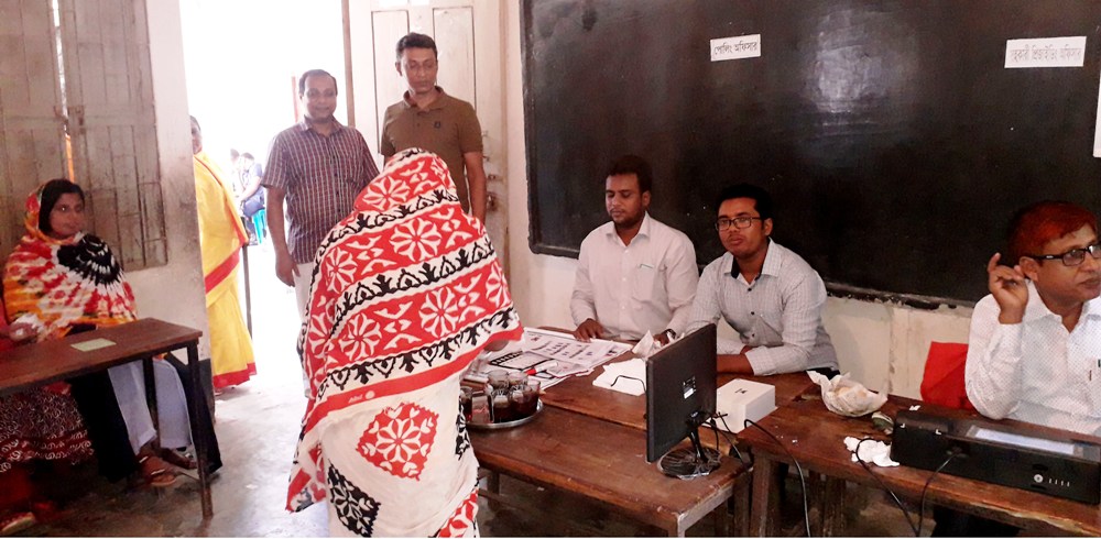 রাণীনগরে ইভিএম মেশিনে উপ-নির্বাচনের ভোট গ্রহণ চলছে