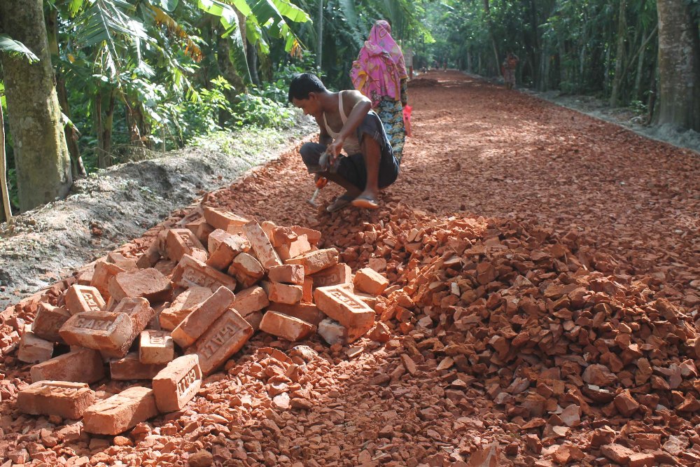 নিম্নমানের সামগ্রী দিয়েই সড়ক সংস্কার!