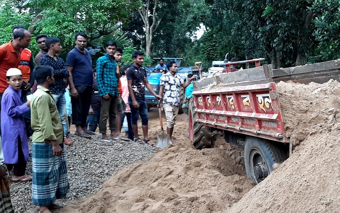 দুর্গাপুরে এমপির নিজ অর্থায়নে সড়ক সংস্কার