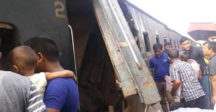 ট্রেন দুর্ঘটনায় দুইটি তদন্ত কমিটি, দুই কর্মকর্তা বরখাস্ত