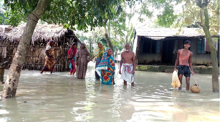 বৃষ্টির পানিতে ডুবলো মহাদেবপুরের নাটুয়াপাড়া আবাসন