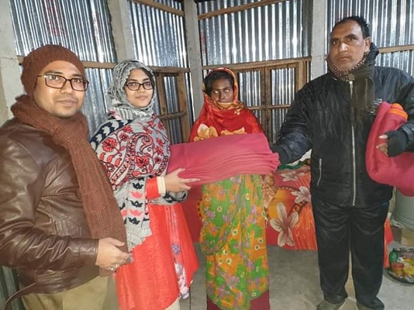 হাকিমপুরে মধ্যরাতে শীতার্তদের পাশে ইউএনও আব্দুর রাফিউল আলম