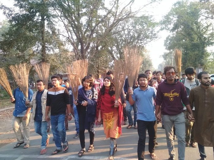 জাবি উপাচার্য অপসারণের দাবিতে ঝাড়ু মিছিল