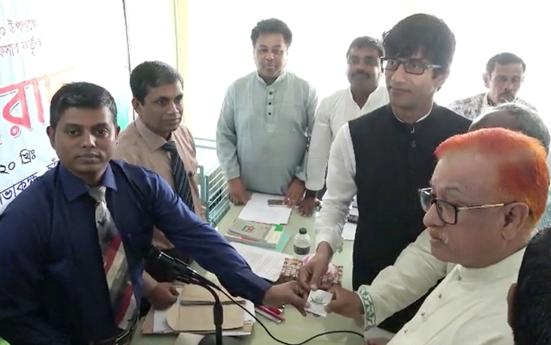 চাঁদপুর পৌর নির্বাচনে ৬৭ প্রার্থীদের মাঝে প্রতীক বরাদ্দ