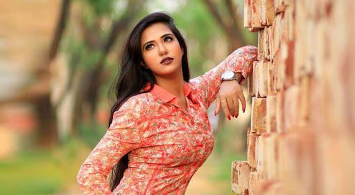 নতুন বিজ্ঞাপনে আফ্রি সেলিনা