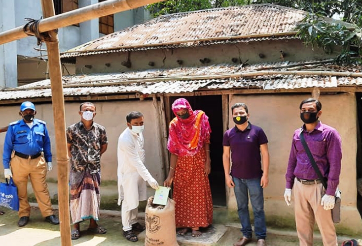 তাড়াশে বাড়ি বাড়ি ভিজিডির চাউল বিতরণ