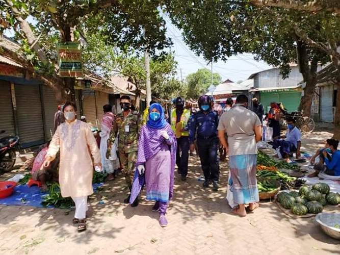 নিষেধাজ্ঞা অমান্য করে হাট বসানোয় ইজারাদারকে জরিমানা