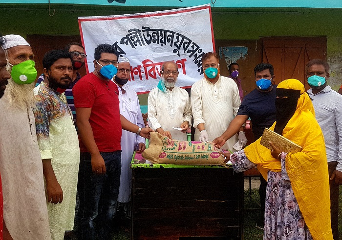 টঙ্গীবাড়ীতে রংমেহার পল্লী উন্নয়ন যুব সংঘের উদ্যোগে চাল বিতরণ