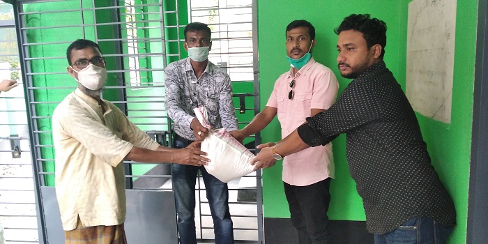 বেলকুচিতে পত্রিকা বিক্রেতাদের পাশে যুবলীগ নেতা ফারুক