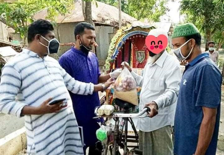 ঢাকা বিশ্ববিদ্যালয়ের অধ্যাপক জামাল চৌধুরীর পক্ষ থেকে উপহার সামগ্রী বিতরণ
