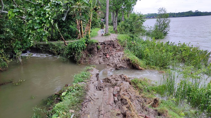ঘূর্ণিঝড় আম্পান: বাগেরহাটে বাঁধ ভেঙে কয়েকটি গ্রাম প্লাবিত, ভেঙেছে কাঁচা ঘরবাড়ি