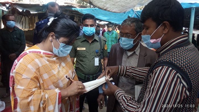 দিনাজপুরের নবাবগঞ্জে মাস্ক ব্যবহার না করায় জরিমানা