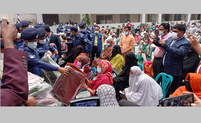 অসহায় মানুষের পাশে ঢাকা জেলা পুলিশ সুপার