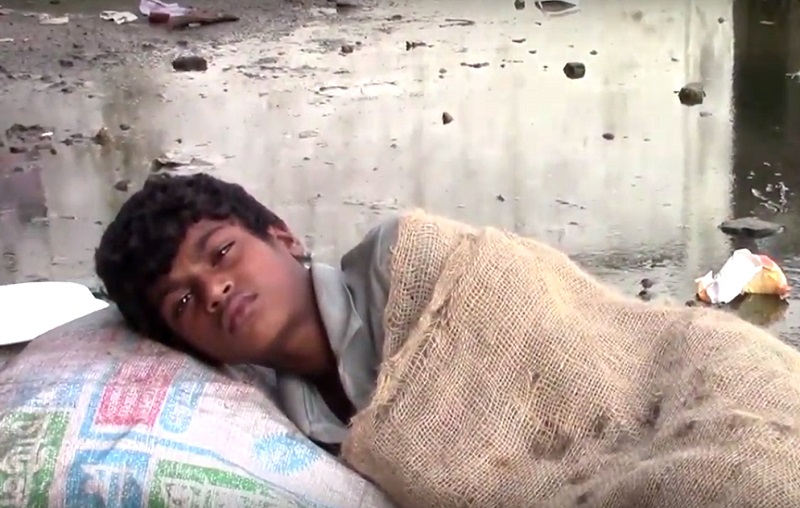 অর্ধাহারে-অনাহারে দিন কাটছে পথশিশুদের